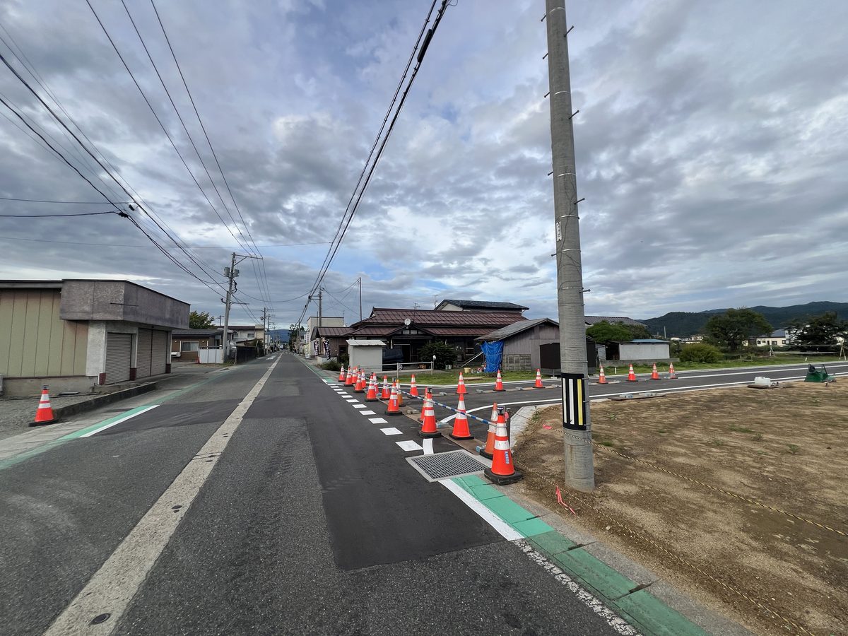 分譲地に面した道路で、消雪設備の工事が進んでいる様子