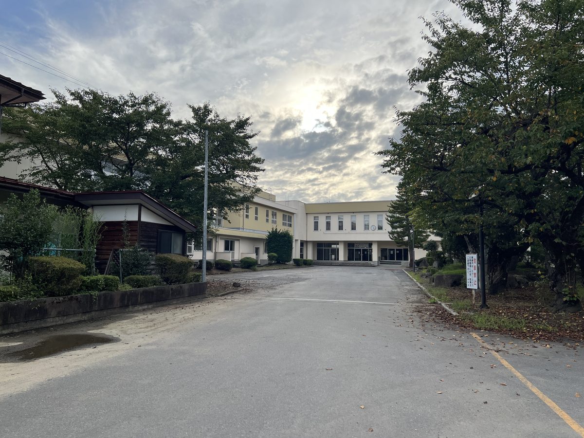 長井市立致芳小学校の校舎